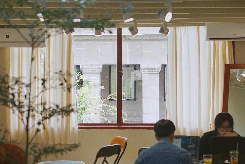 11 Quán cafe ẩn mình giữa lòng Sài Gòn: Góc thư giãn 'chill' giữa những chung cư cổ