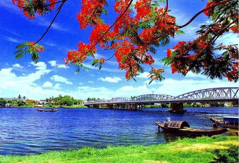 5 Dàn ý khám phá vẻ đẹp trữ tình của sông Hương qua áng văn 'Ai đã đặt tên cho dòng sông' - Hoàng Phủ Ngọc Tường