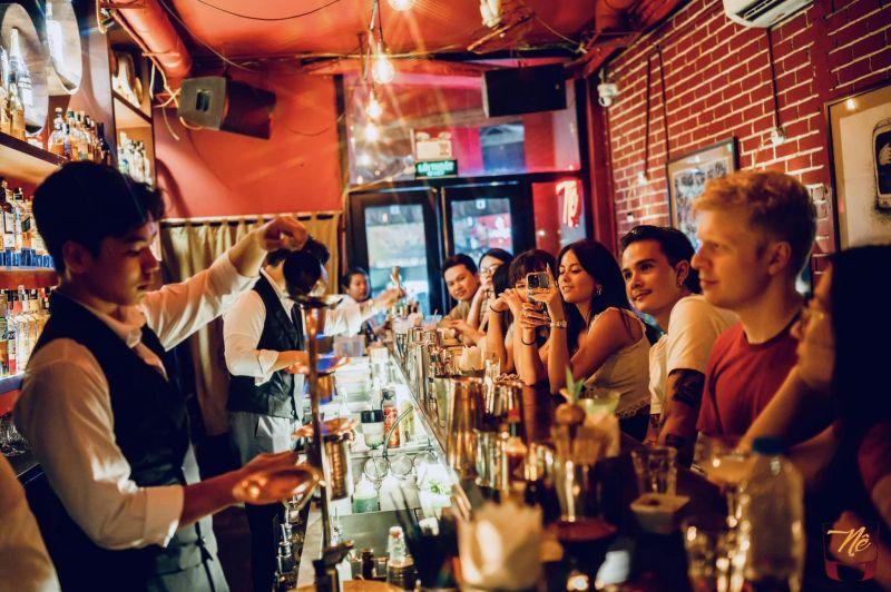 Top 10 quán bar đình đám Hà Nội được giới trẻ săn đón