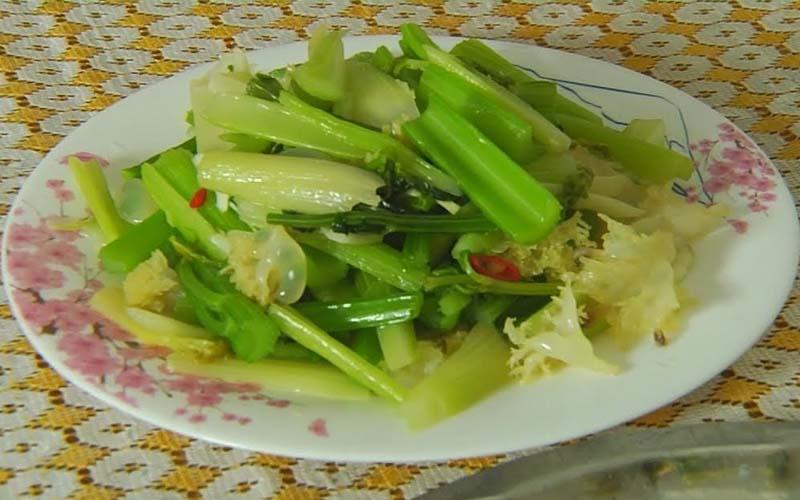 Khám phá công thức sứa xào cần tây đơn giản mà hấp dẫn - món ăn dai giòn độc đáo khiến bữa cơm thêm đậm vị.