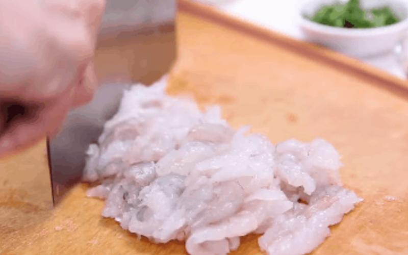 Thay vì ăn quẩy với cháo thông thường, hãy thử ngay món quẩy chiên tôm này - bữa sáng ngon miệng hơn gấp nhiều lần!