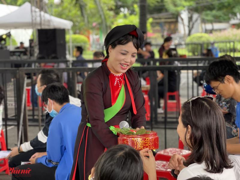 Top 6 Bài văn cảm nhận sâu sắc về bài thơ Mời trầu của Hồ Xuân Hương (Ngữ văn 8 - Cánh diều) ấn tượng nhất