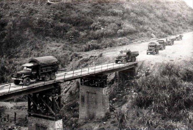 5 bài phân tích ấn tượng nhất về khổ 3, 4 trong kiệt tác "Bài thơ về tiểu đội xe không kính" của Phạm Tiến Duật