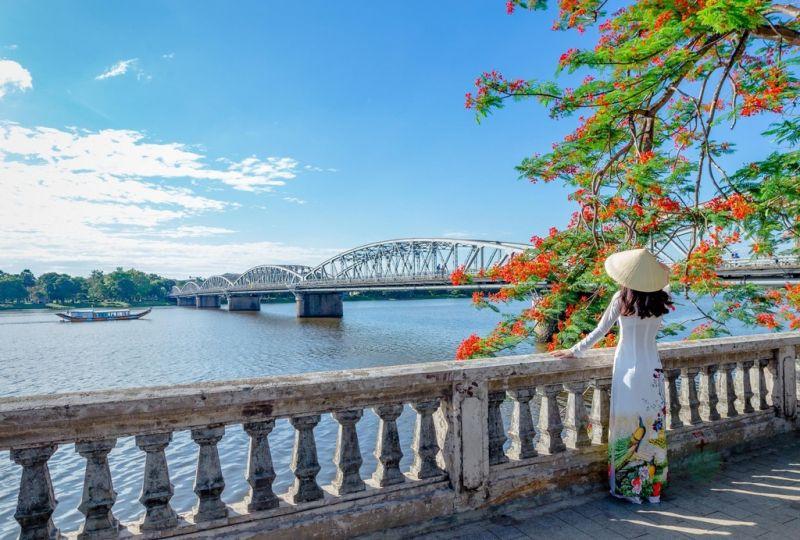 4 Bài phân tích sâu sắc nhất về chất thơ trong bút ký 'Ai đã đặt tên cho dòng sông' của Hoàng Phủ Ngọc Tường