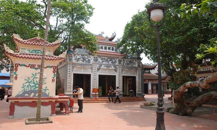 Bí quyết hành hương Phủ Tây Hồ: 9 kinh nghiệm vàng về nghi lễ, sắm lễ vật và cầu bình an tài lộc