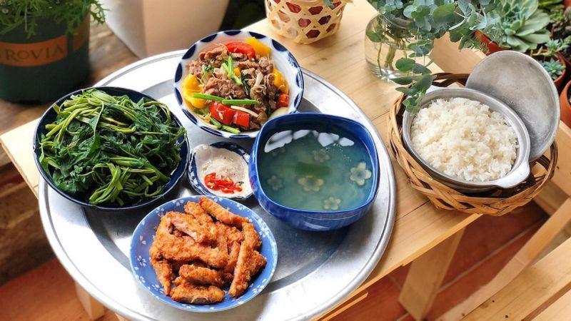 10 Áng tản văn sâu lắng nhất về bữa cơm gia đình đong đầy yêu thương