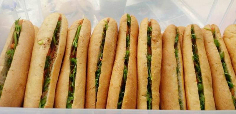 Top 6 địa chỉ bánh mì que hấp dẫn nhất Sài Gòn