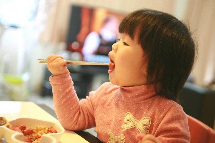 6 Bí Quyết Vàng Giúp Trẻ Tự Lập Trong Bữa Ăn Một Cách Hiệu Quả