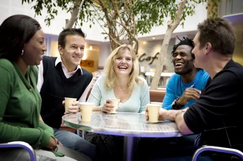 10 Bí Kíp Giao Tiếp Tự Tin Dành Cho Người Rụt Rè