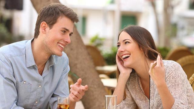 9 Chủ đề giao tiếp hài hước và thu hút dành cho phái nữ
