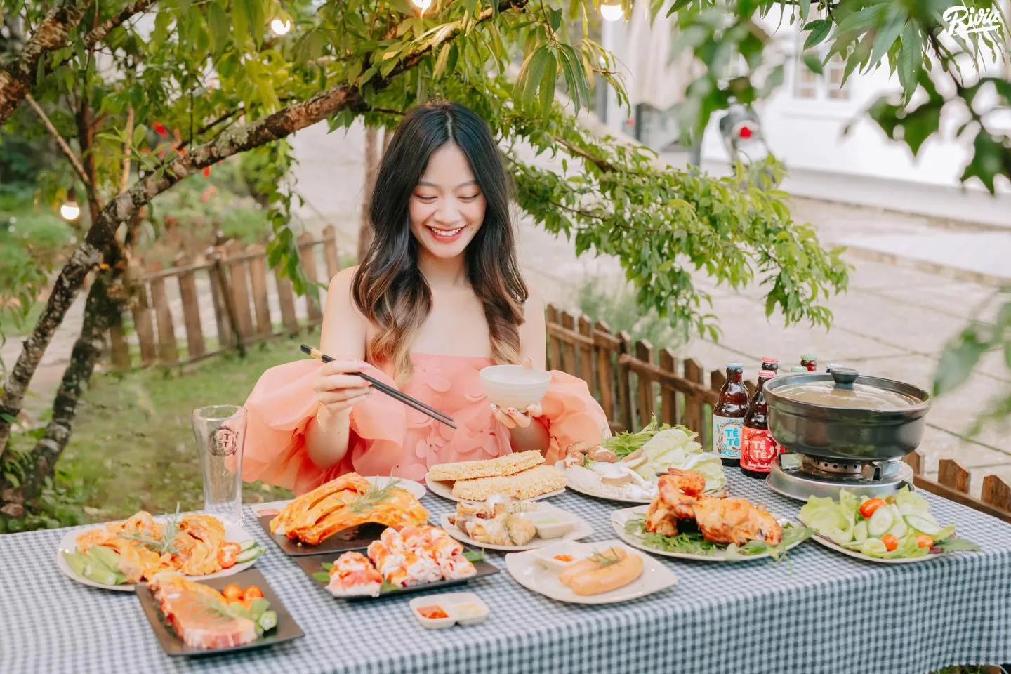 Top 7 nhà hàng và quán ăn sân vườn lý tưởng tại Đà Lạt, nơi bạn có thể thưởng thức bữa ăn trong không gian xanh mát, thư giãn và đầy phong cách.