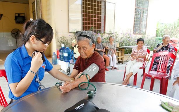 7 Bài văn mẫu cảm động kể lại trải nghiệm tham gia hoạt động xã hội chăm sóc người già neo đơn (Ngữ văn 8 - SGK Cánh diều)