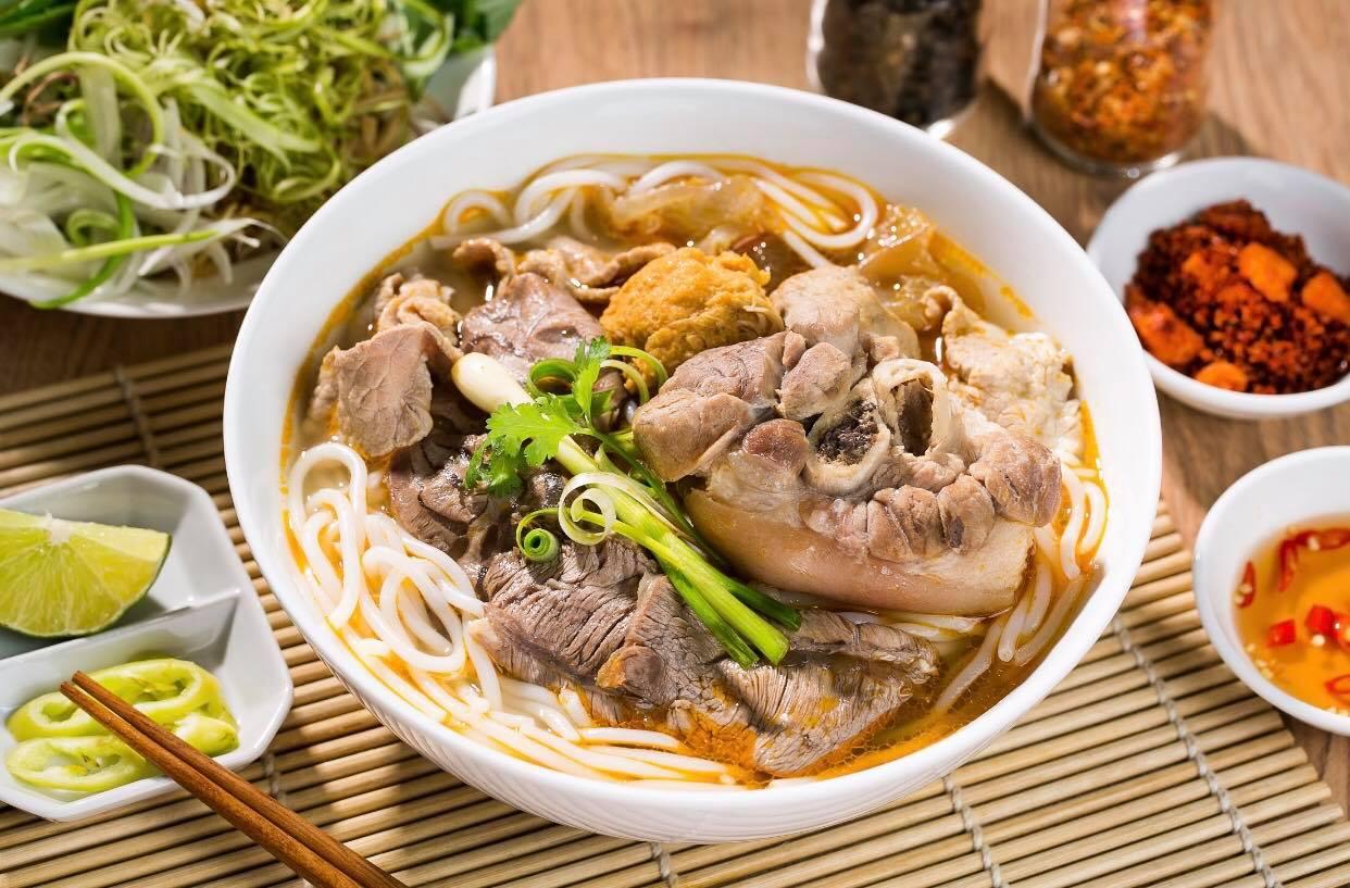 Top 10 điểm đến bún bò Huế đậm chất cố đô giữa lòng Sài Gòn