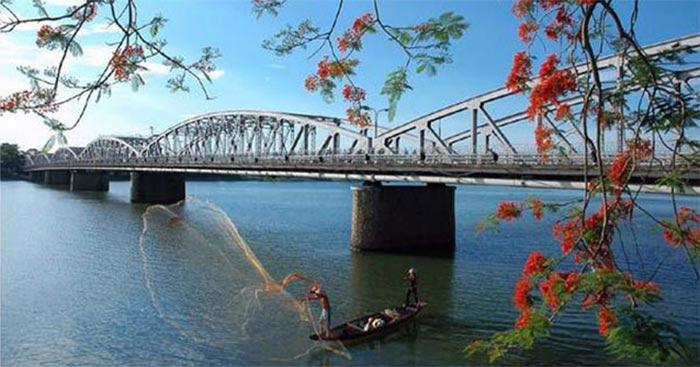 Top 10 bài viết cảm nhận vẻ đẹp quyến rũ của sông Hương khi chảy vào thành phố Huế (lớp 12) xuất sắc nhất