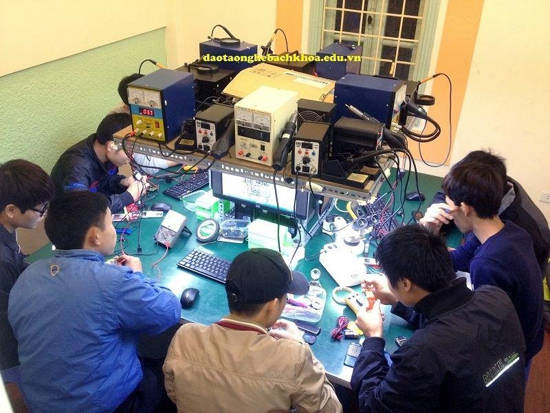 Top 6 Trung tâm đào tạo nghề sửa chữa điện thoại uy tín tại Hà Nội