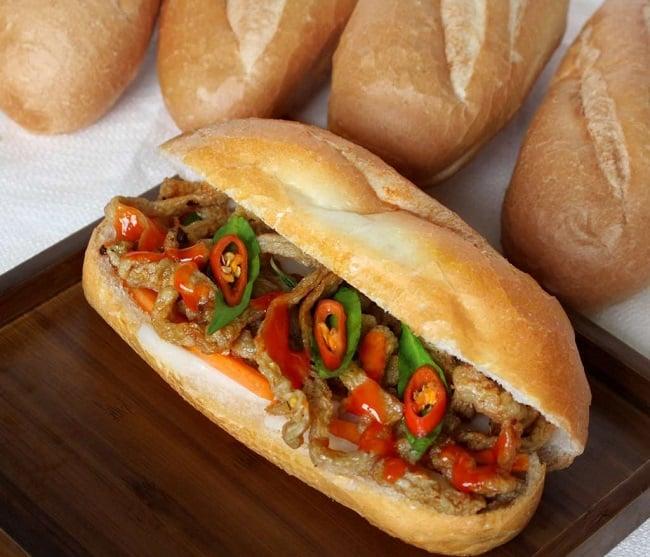 Top 4 quán bánh mì chả cá ngon tuyệt tại TPHCM