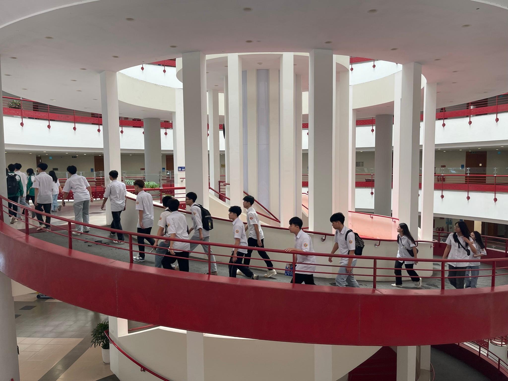 6 Đánh Giá Chân Thực Từ Sinh Viên Về Trường Đại Học Kinh Tế Quốc Dân (NEU)