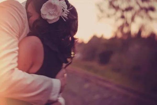 10 Lý Do Khiến Bạn Không Thể Cưỡng Lại Một Cô Nàng Mũm Mĩm