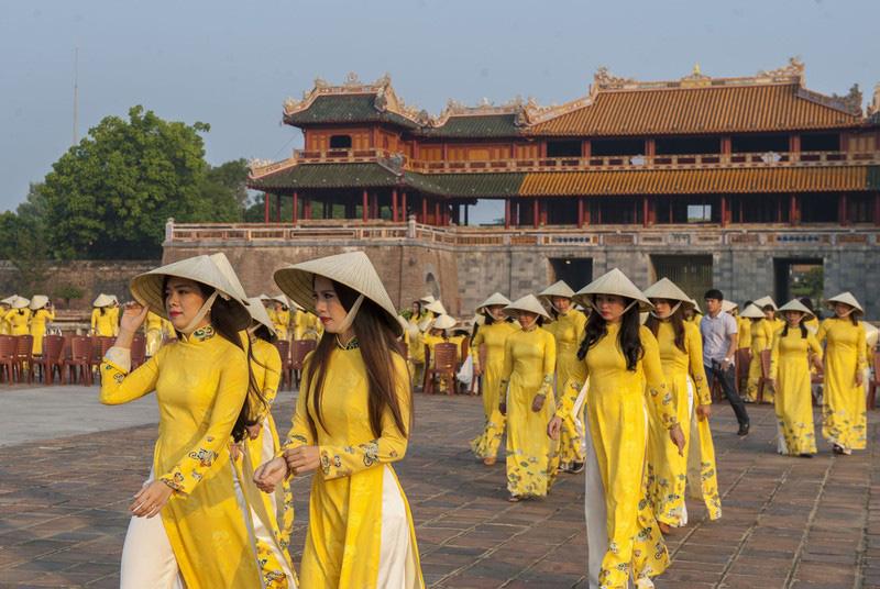 Top 9 Bài viết nổi bật về áo dài Việt Nam bằng tiếng Anh