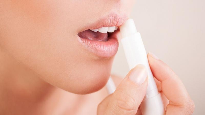 10 Sai lầm 'tưởng nhỏ mà không nhỏ' khi dùng son môi