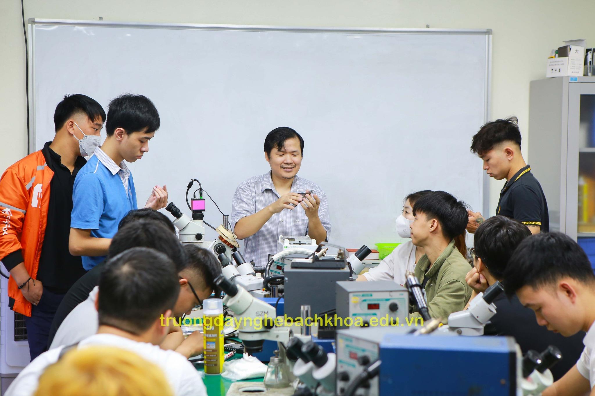 6 Địa chỉ đào tạo sửa chữa điện thoại uy tín bậc nhất tại Thủ đô
