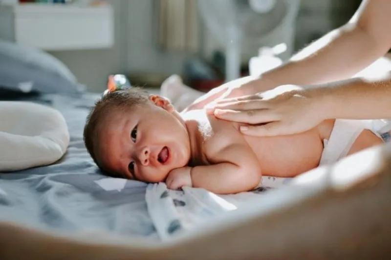 10 Sai lầm 'kinh điển' mẹ cần biết khi tắm nắng cho trẻ