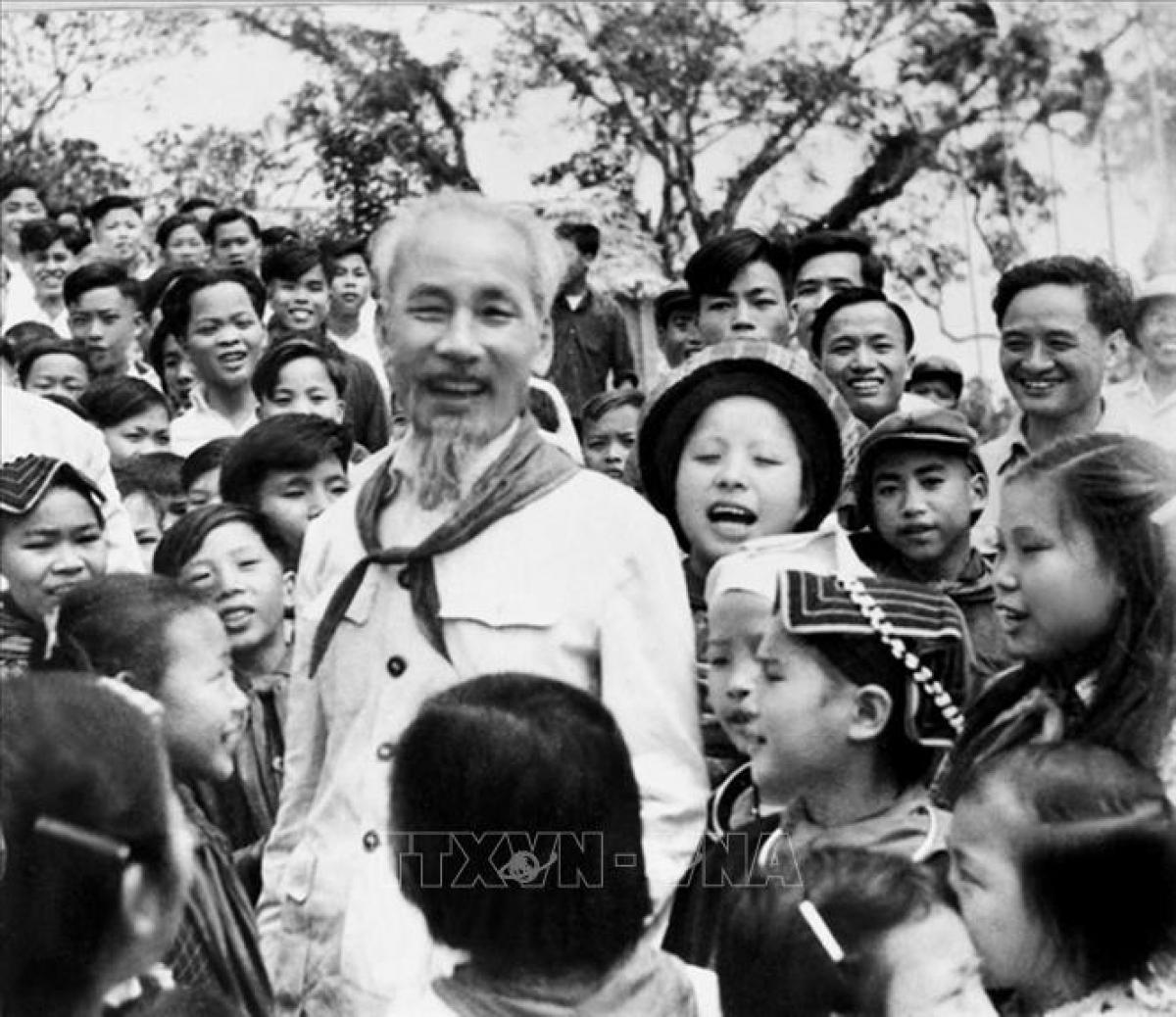 Khám Phá 10 Bài Thơ Đặc Sắc Về Chủ Tịch Hồ Chí Minh