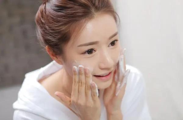10 Sai lầm phổ biến khi rửa mặt mà phụ nữ cần tránh