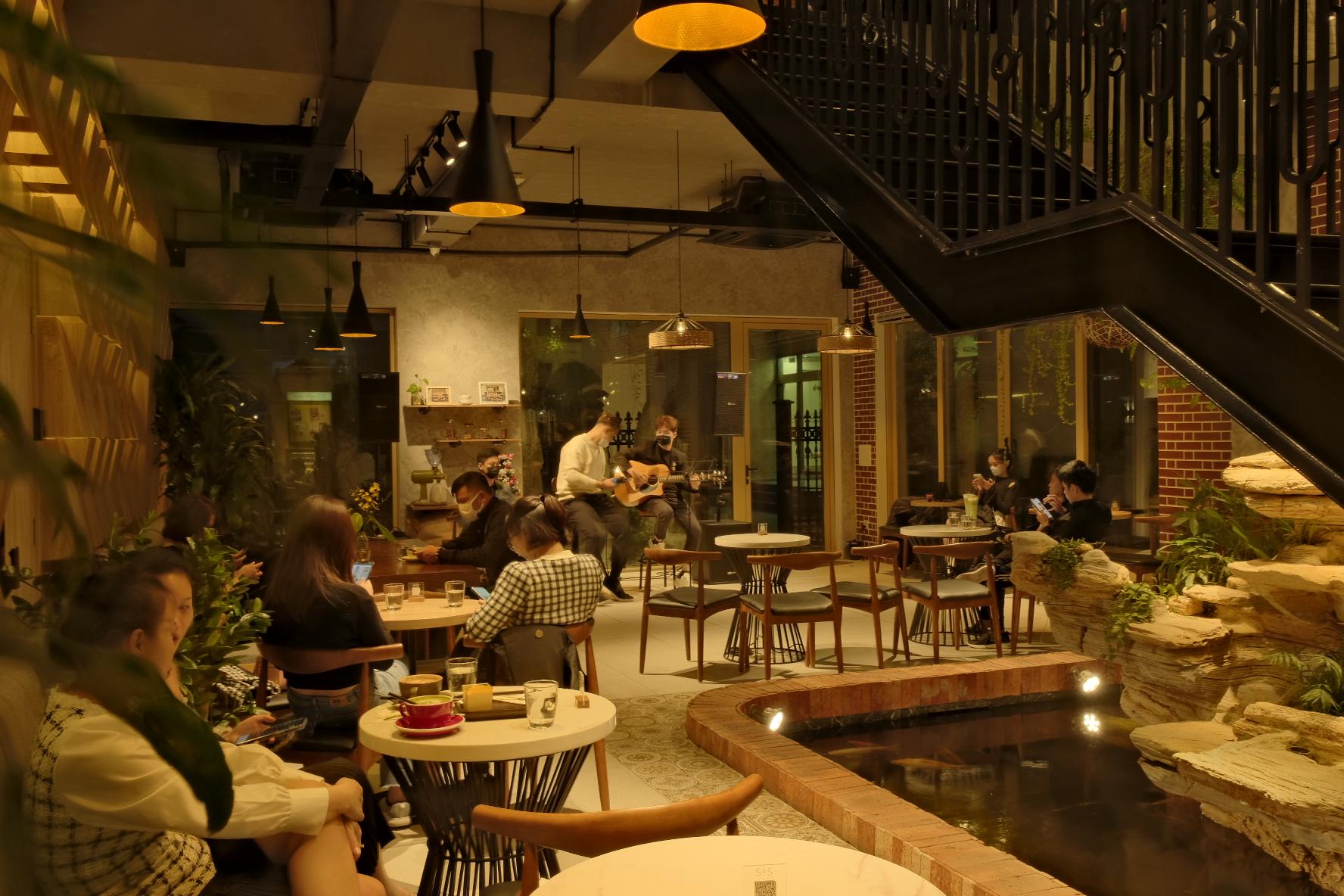 6 quán cà phê ngắm cá Koi đẹp mê hoặc và được lòng giới trẻ Hà Nội