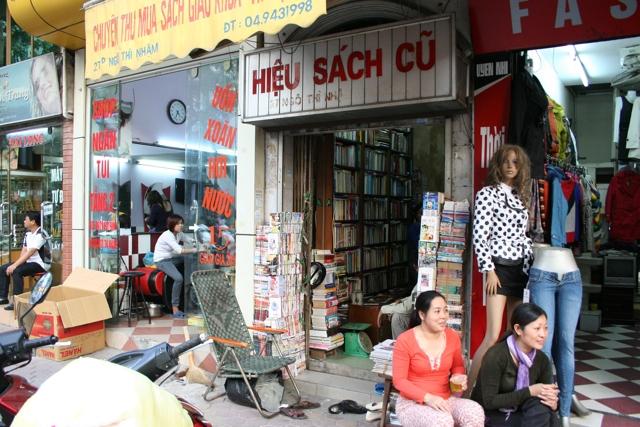 10 địa chỉ cửa hàng sách cũ nổi tiếng nhất Hà Nội - Kho báu cho người đam mê sách xưa