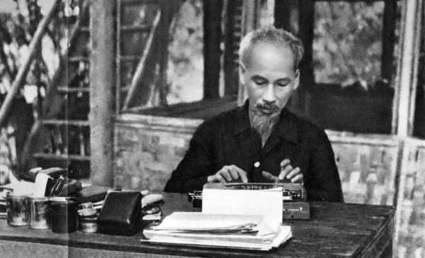 Top 10 cảm nhận xuất sắc nhất về thi phẩm 'Đêm nay Bác không ngủ' - Minh Huệ (Ngữ văn 6 bộ Cánh Diều)