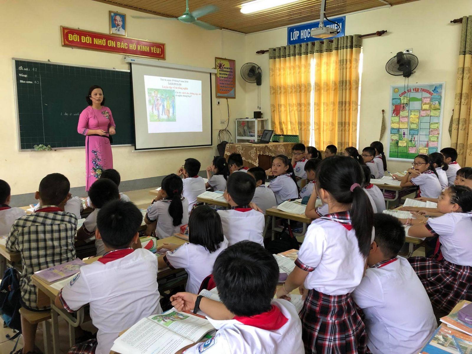 12 Áng Thơ Tinh Tuyển Về Nghề Cao Quý Nhất - Nhà Giáo