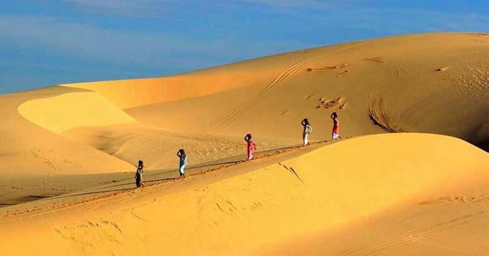 Top 10 bài văn xuất sắc phân tích nhân cách nhà nho chân chính qua bài thơ "Bài ca ngắn đi trên bãi cát" của Cao Bá Quát và "Bài ca ngất ngưởng" của Nguyễn Công Trứ (Ngữ văn 11)