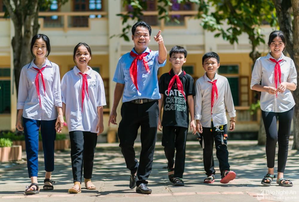 Top 8 Bài văn mẫu tả thầy cô Tổng phụ trách Đội ấn tượng nhất dành cho học sinh lớp 5-6