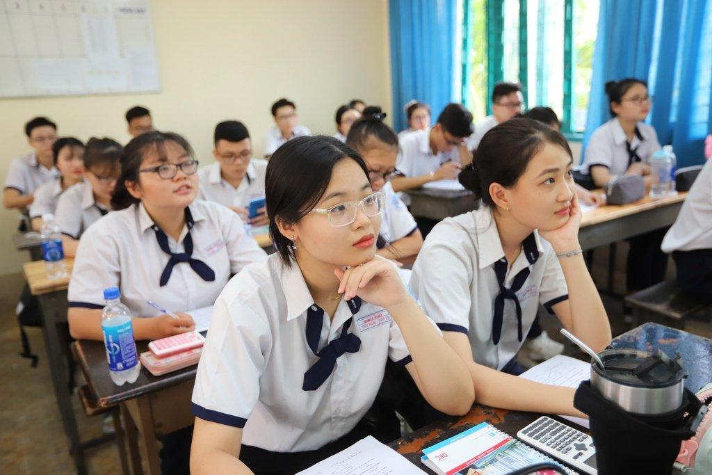 10 bài văn mẫu tả lớp trưởng lớp em (lớp 5) ấn tượng nhất