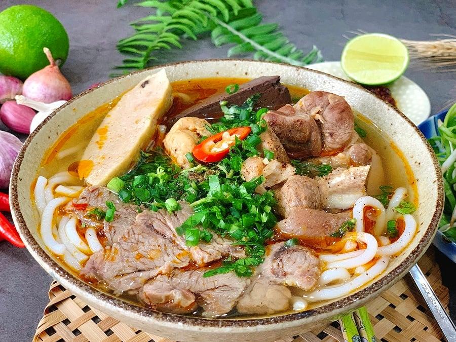 Top 15 món ăn đặc sắc không thể bỏ qua khi đến Huế