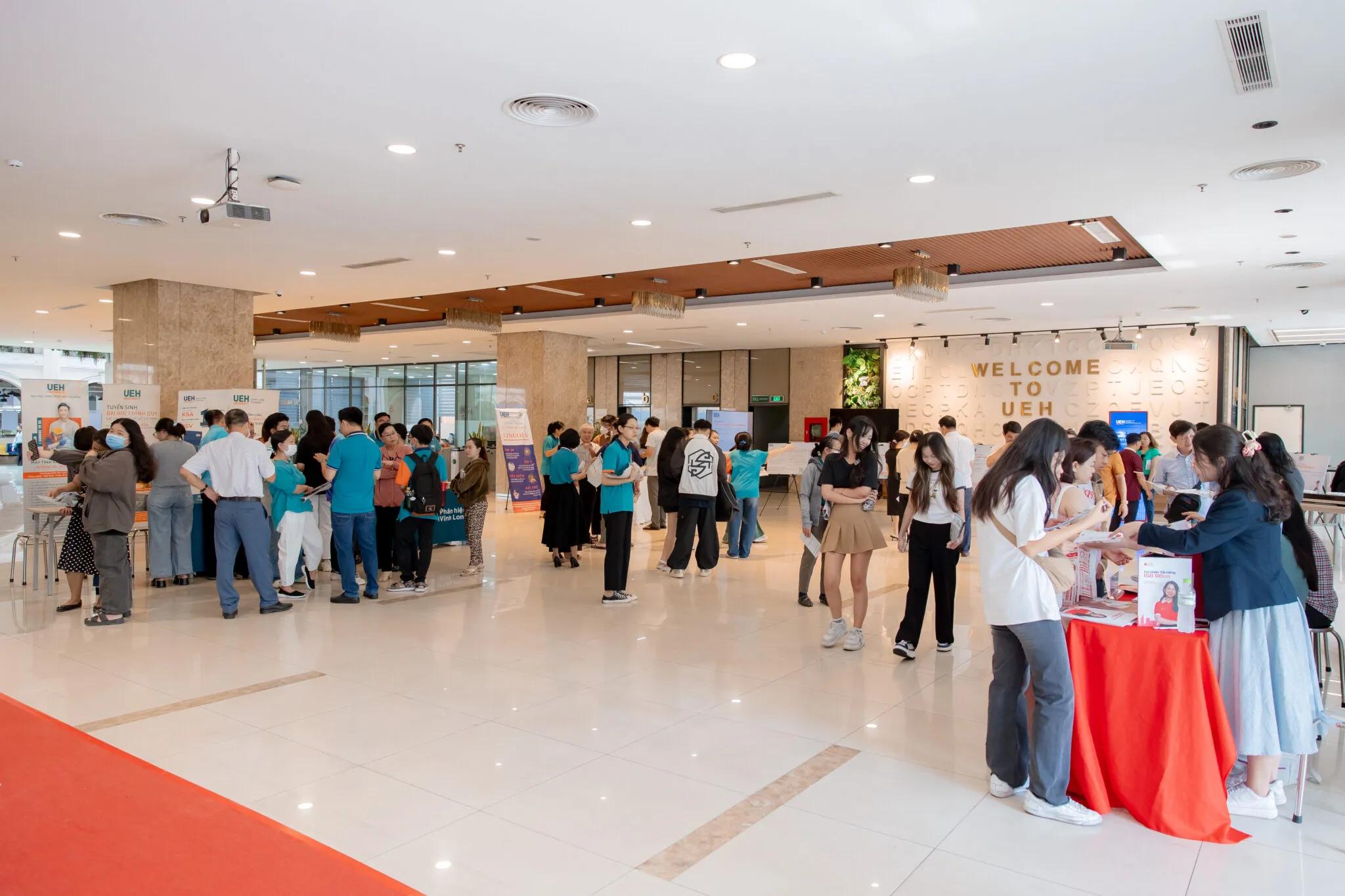 Top 8 Cảm nhận từ sinh viên về Trường Đại học Kinh tế TP. HCM (UEH)