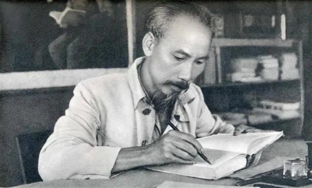 10 bài văn nghị luận xuất sắc phân tích câu nói: 'Người có đức thiếu tài khó thành công/Kẻ có tài không đức trở nên vô dụng' dành cho học sinh lớp 8