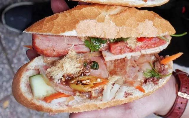 10 địa chỉ bánh mì heo quay đáng thử nhất tại TP.HCM