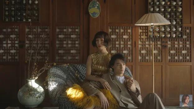 Lời ca khúc 'Vì Yêu Cứ Đâm Đầu' mang đến một thông điệp về tình yêu mãnh liệt và đam mê, thể hiện qua giọng hát ngọt ngào của Min, Đen Vâu và Justatee.