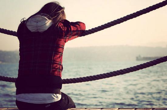 Hình ảnh thể hiện sự buồn bã, những giọt nước mắt lặng lẽ rơi.