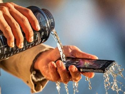 Bí quyết dùng điện thoại Android, iPhone an toàn trong mùa nắng gắt