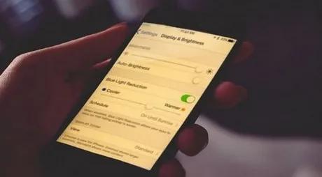 Cách kích hoạt và tắt chế độ ban đêm trên iPhone 7 để bảo vệ mắt và nâng cao trải nghiệm người dùng.