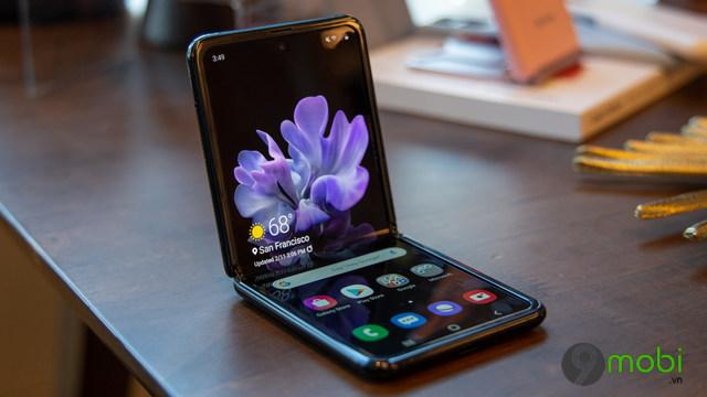 Samsung Galaxy Z Flip được trang bị lớp bảo vệ giảm sốc chuyên biệt, mang đến sự an tâm cho người dùng.
