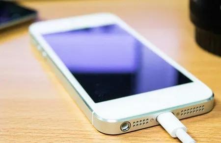 iPhone có tự động ngừng sạc khi pin đầy không?