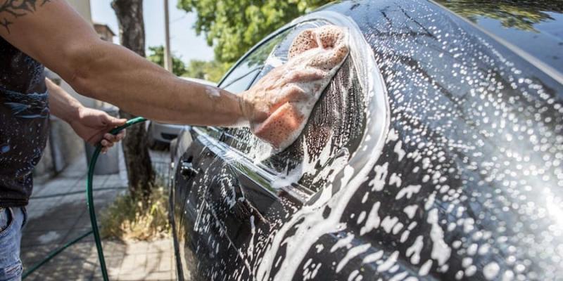 7 Công Thức Tự Chế Nước Rửa Kính Ô Tô Hiệu Quả Bất Ngờ