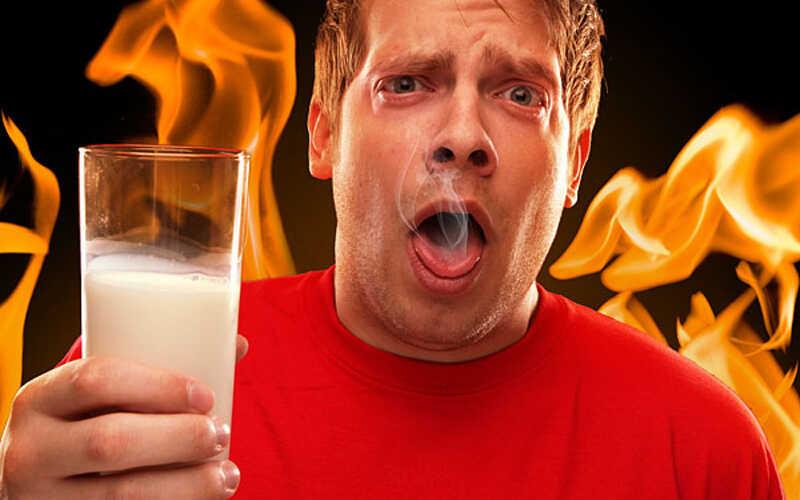 Khi ăn ớt, cảm giác cay xé lưỡi khiến bạn khó chịu, vậy phải làm sao để làm dịu đi cơn nóng này?