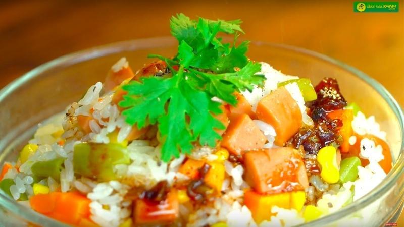 Khám phá cách làm cơm trộn thập cẩm bằng nồi cơm điện nhanh chóng, với hạt cơm mềm mịn, thơm ngon, giúp bạn tiết kiệm thời gian mà vẫn có một bữa ăn đầy đủ dinh dưỡng.