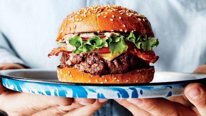 Khám phá 3 công thức làm hamburger bò kiểu Mỹ thơm ngon, hấp dẫn như tại các quán ăn nổi tiếng.