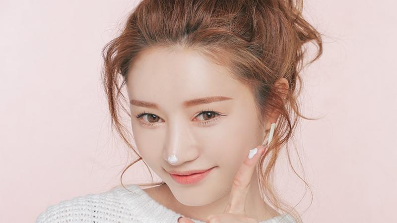 Hướng dẫn chi tiết cách đánh kem nền để đạt được lớp nền mịn màng, không bị vón cục hay mốc, mang lại vẻ đẹp tự nhiên hoàn hảo.